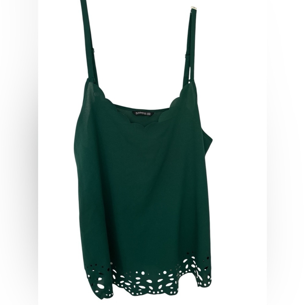 BloomChic Green Sleeveless Scallop vneck Lazercut Bottom Top NWOT